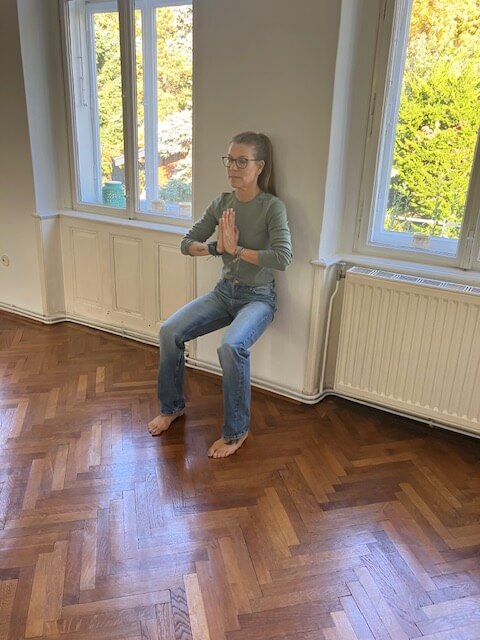 Wandsitzen im YogaAtelier