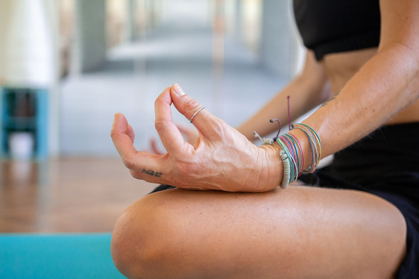 Yoga Hände Omm Der Halbmond Yoga Übung durchgeführt im Freien