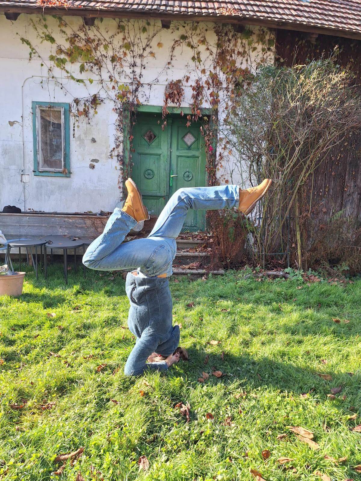 Kopfstand Der Halbmond Yoga Übung durchgeführt im Freien
